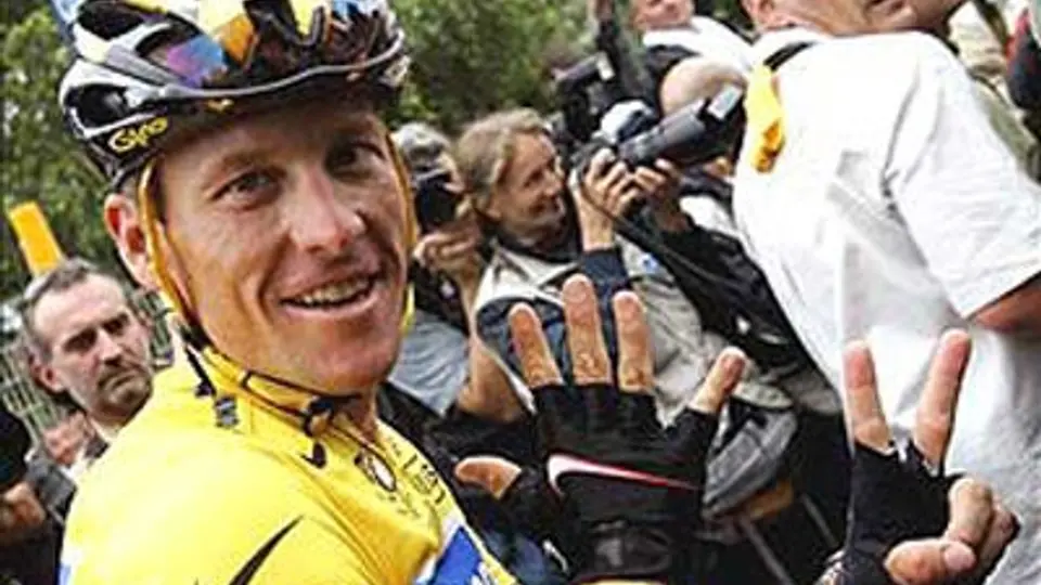 UCI pide a Armstrong declarar ante Comisión si admite dopaje