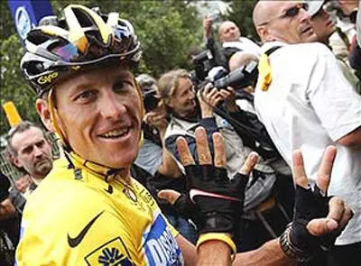 UCI pide a Armstrong declarar ante Comisión si admite dopaje