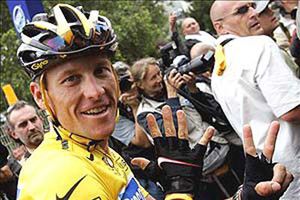 UCI pide a Armstrong declarar ante Comisión si admite dopaje