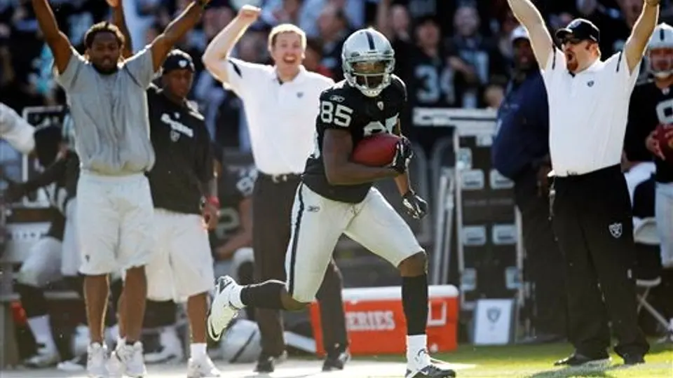 Raiders da gran muestra defensiva y vence 33-3 a Seattle