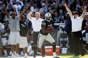 Raiders da gran muestra defensiva y vence 33-3 a Seattle