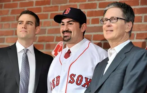 Adrián González evita dar detalles contractuales con Boston