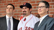 Adrián González evita dar detalles contractuales con Boston