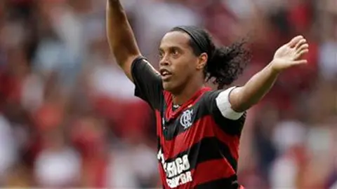 Ronaldinho empata en su primer Clásico Carioca