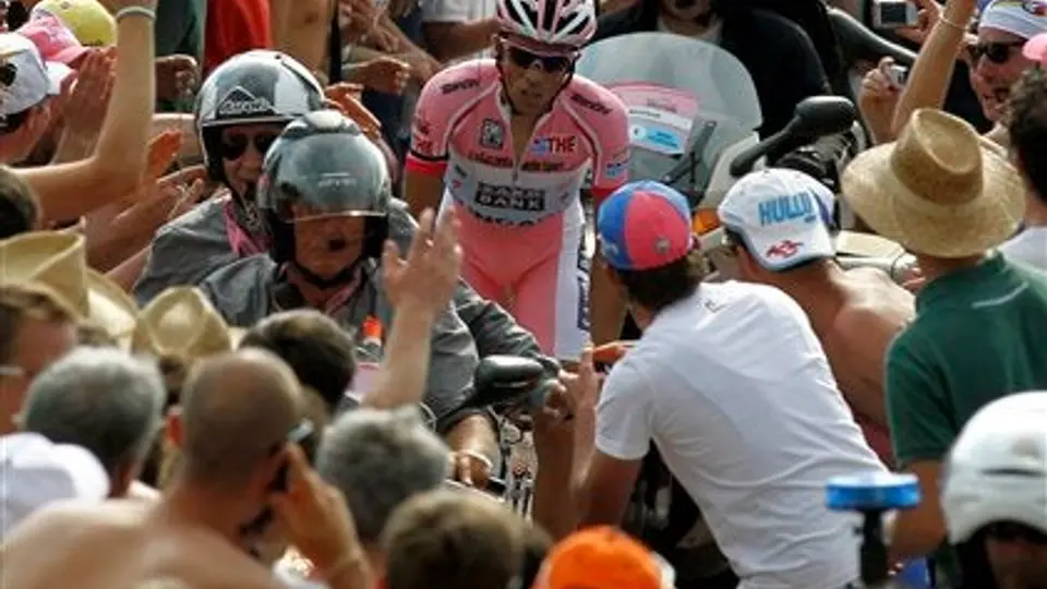 Contador gana contrarreloj y aumenta ventaja en el Giro