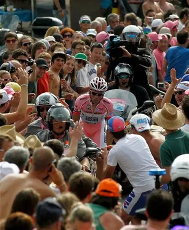 Contador gana contrarreloj y aumenta ventaja en el Giro