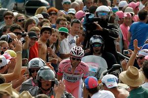 Contador gana contrarreloj y aumenta ventaja en el Giro