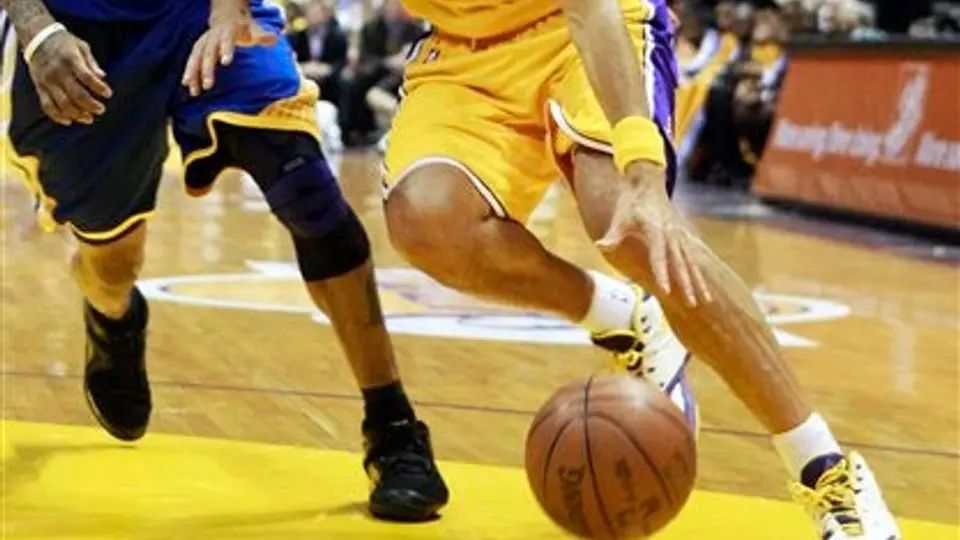 Lakers traspasa a Vujacic a Nets por Joe Smith