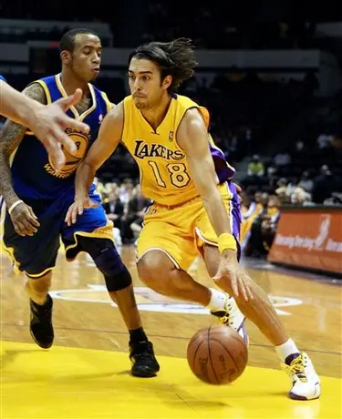 Lakers traspasa a Vujacic a Nets por Joe Smith