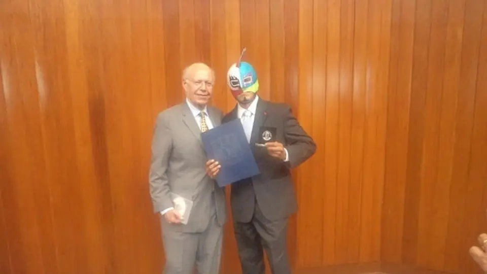 UNAM reconoce labor social del luchador El Tacubo