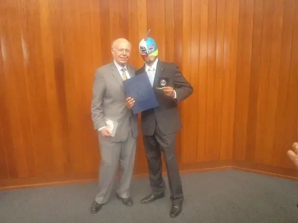 UNAM reconoce labor social del luchador El Tacubo