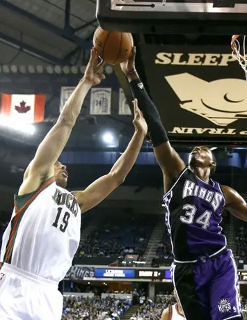 Ayón aporta 12 puntos en la victoria de Bucks