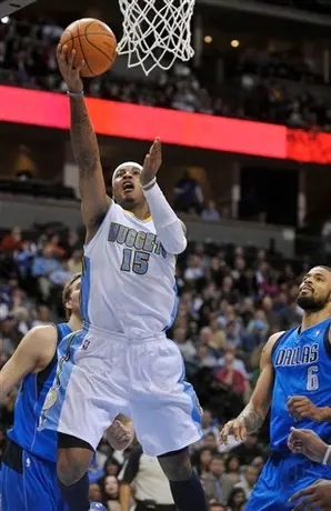 Denver derrota a Dallas 121-120 en final de alarido