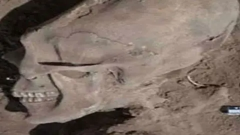 Descubren un cráneo con forma alienígena en Sonora