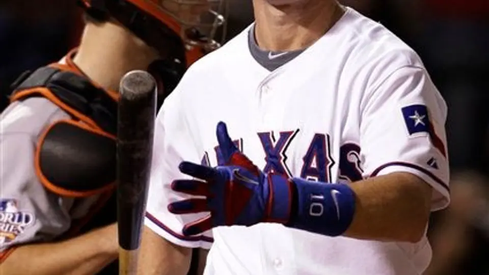 Michael Young solicita a Rangers traspasarlo de conjunto