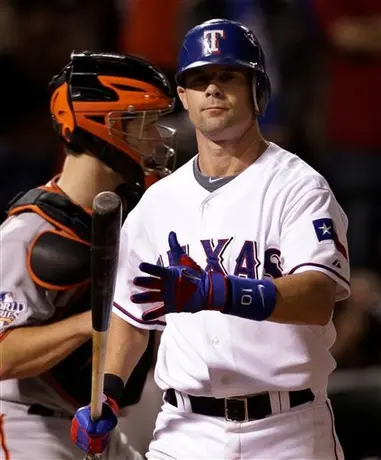 Michael Young solicita a Rangers traspasarlo de conjunto