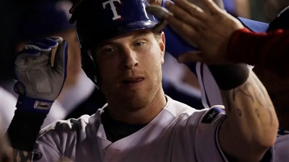 Moreland mantiene con vida a Rangers y vencen 4-2 a Gigantes