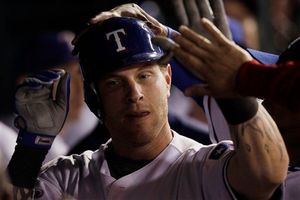 Moreland mantiene con vida a Rangers y vencen 4-2 a Gigantes