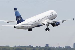 Selección estadounidense expulsa a esquiador por orinar sobre pasajero