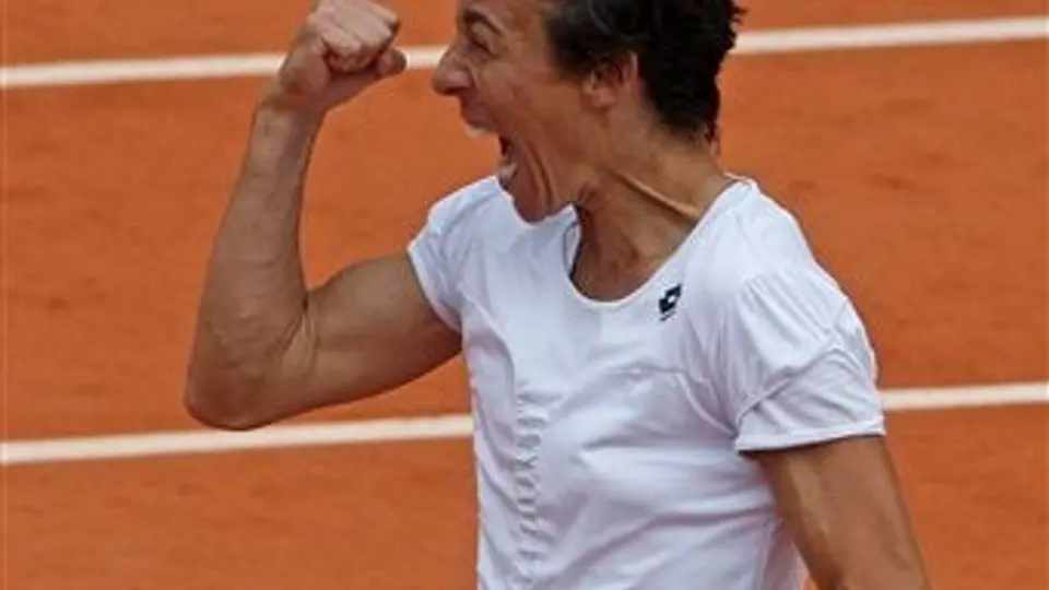 Con dificultades, pero Schiavone avanza a Semis en París