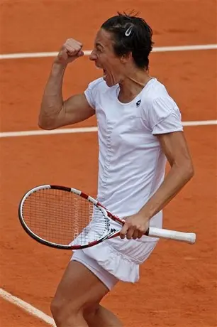 Con dificultades, pero Schiavone avanza a Semis en París