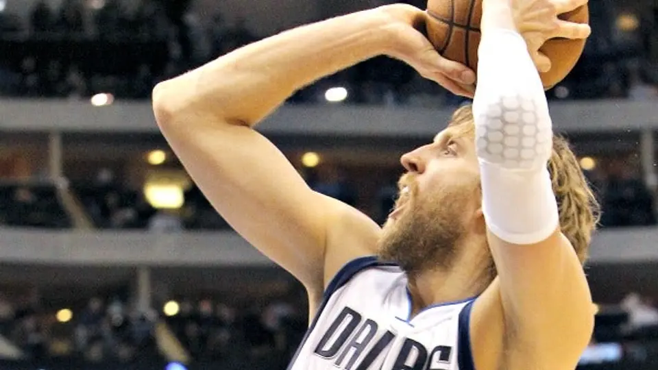 De la mano Nowitzki, Mavericks vence a Boston