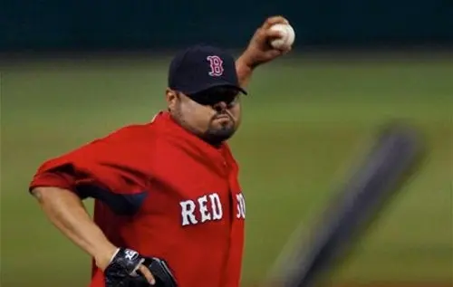 Dennys Reyes se queda con Boston