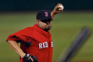 Dennys Reyes se queda con Boston