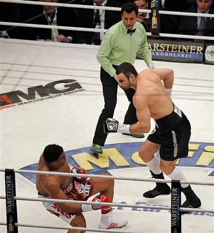 Odlanier Solís será operado de la rodilla tras pelea con Klitschko