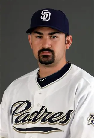 Padres amarran a Adrián González para la próxima campaña