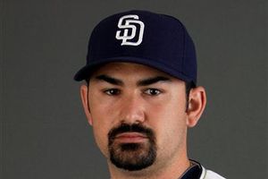 Padres amarran a Adrián González para la próxima campaña