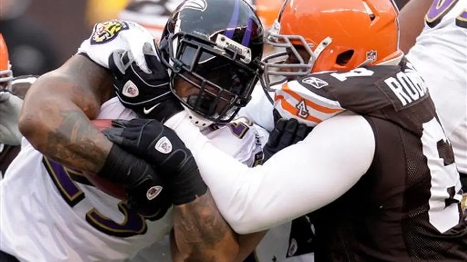 Baltimore clasifica a playoffs tras vencer 20-10 a Cleveland