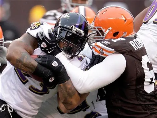 Baltimore clasifica a playoffs tras vencer 20-10 a Cleveland
