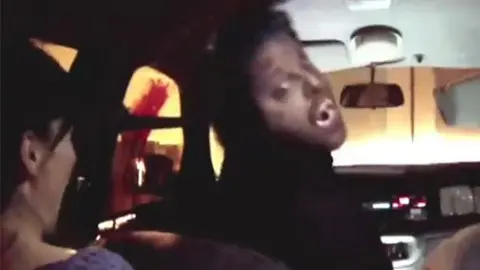 'Hombre lobo' taxista da el susto de su vida a dos pasajeras