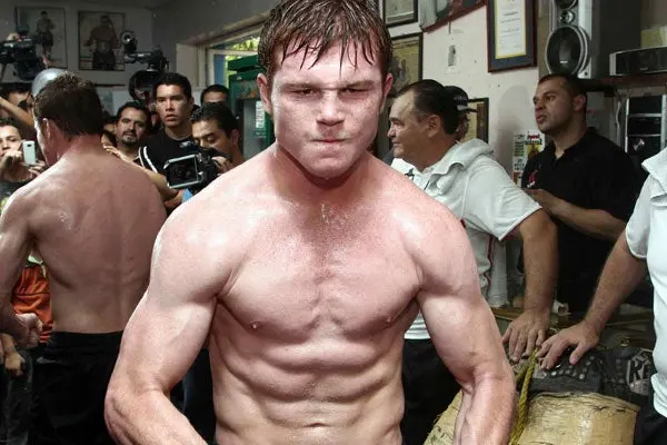 Canelo minimiza críticas de Mayweather y Márquez
