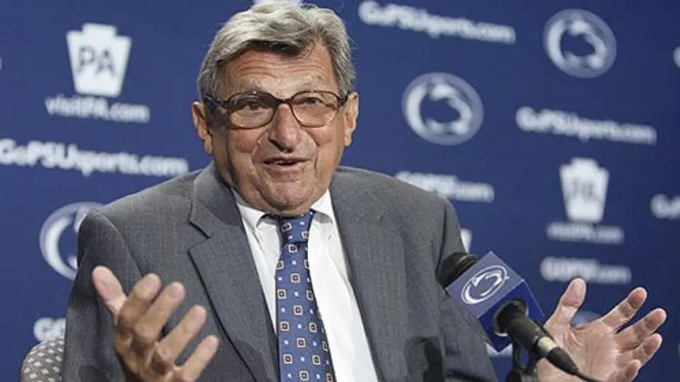 El coach de futbol colegial Joe Paterno fue hospitalizado