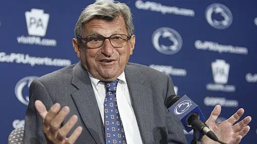 El coach de futbol colegial Joe Paterno fue hospitalizado