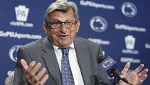 El coach de futbol colegial Joe Paterno fue hospitalizado