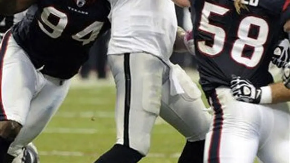Raiders se imponen 25-20 a Texanos tras la muerte de Davis