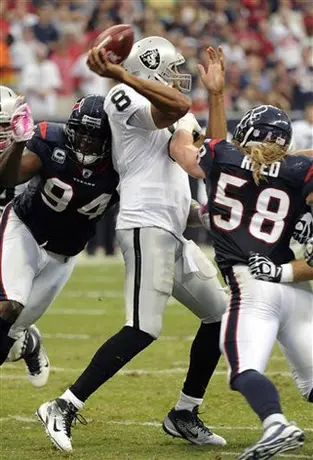 Raiders se imponen 25-20 a Texanos tras la muerte de Davis