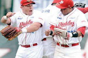 Diablos vencen 9-2 a Pericos