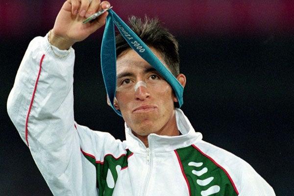 Gana la medalla de plata en los Juegos Olímpicos de Sydney 2000, dentro de la prueba de los 20 kilómetros | MEXSPORT