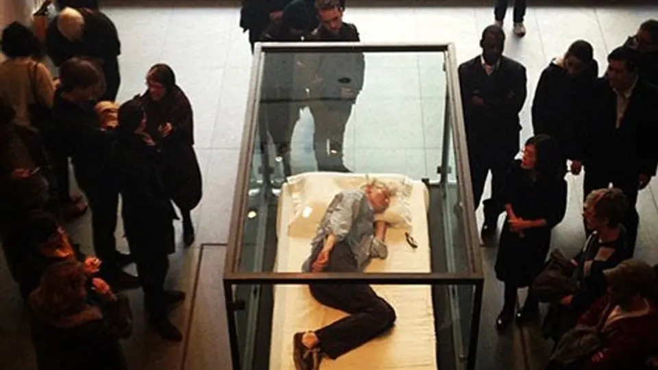 Actriz duerme en urna de cristal durante exposición en Nueva York