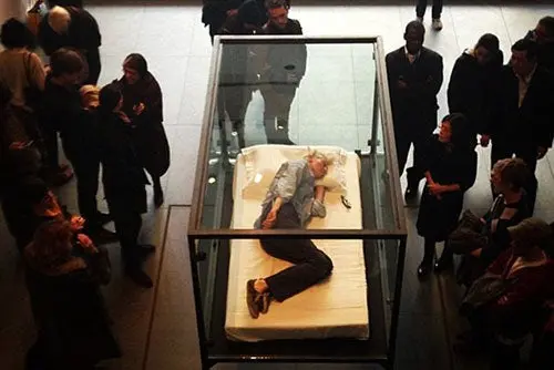 Actriz duerme en urna de cristal durante exposición en Nueva York