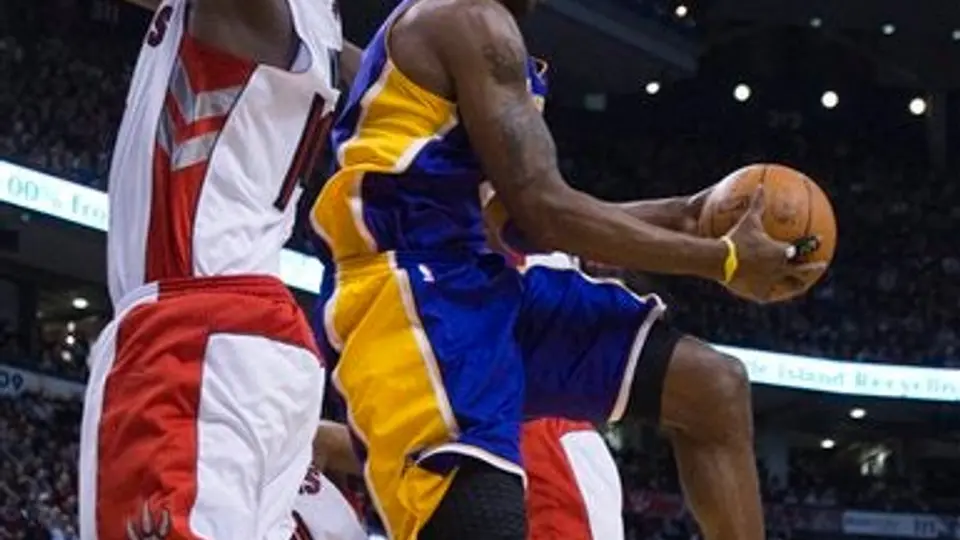 Bryant imparable y Lakers vence 120-110 a Raptors