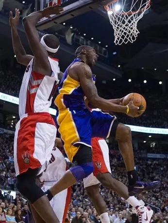 Bryant imparable y Lakers vence 120-110 a Raptors