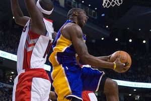 Bryant imparable y Lakers vence 120-110 a Raptors