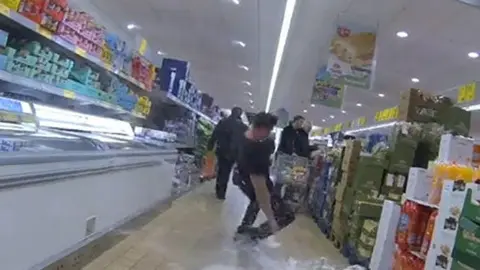Policías de EU realizan arrestos por bromas en supermercado