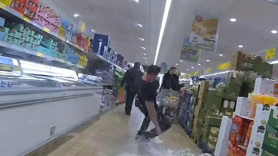 Policías de EU realizan arrestos por bromas en supermercado