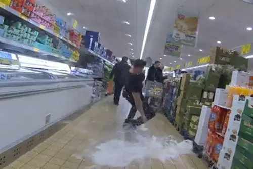 Policías de EU realizan arrestos por bromas en supermercado